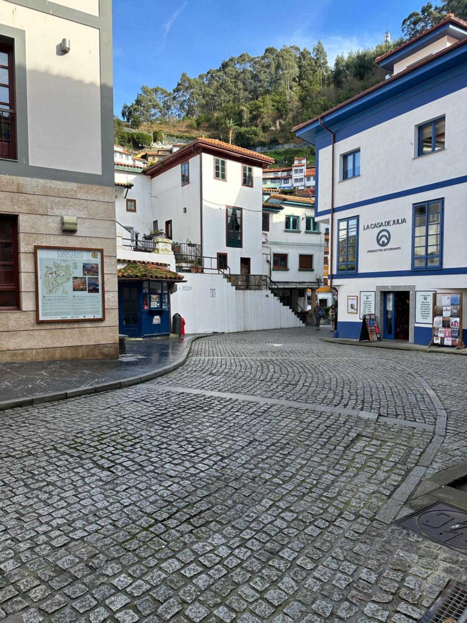 Apartamentos Urbanin I Plaza Ayuntamiento Cudillero Eksteriør billede